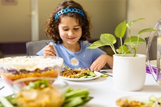 childeatingfood