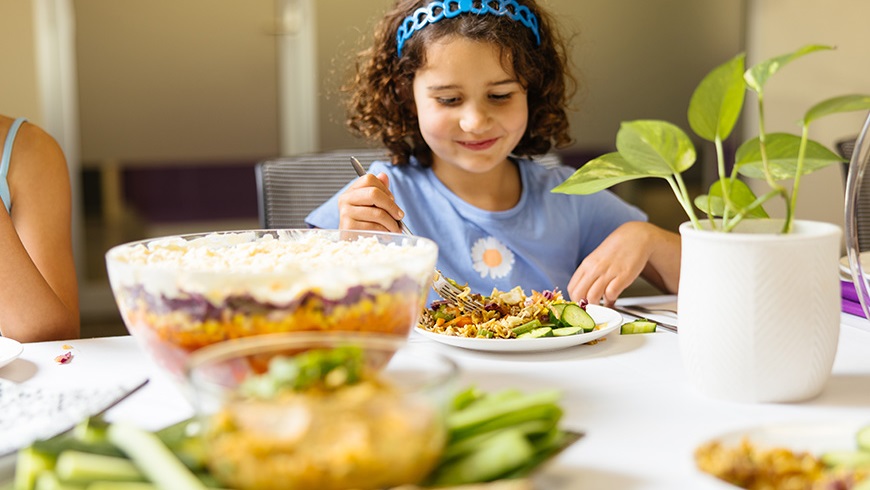 childeatingfood