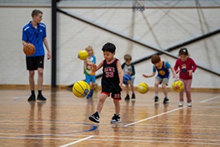 Kidsplayingbasketball