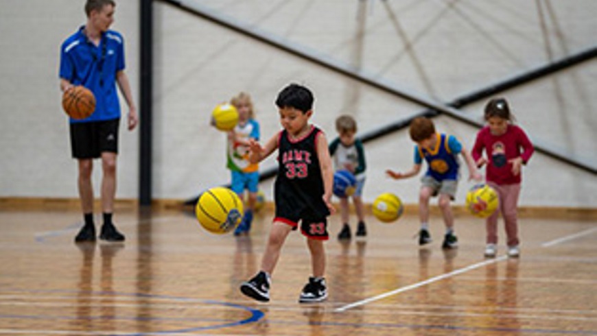 Kidsplayingbasketball