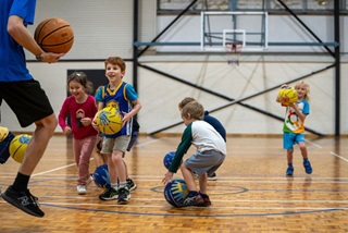 AclassofkidslearningbasketballatGeorgeBurnettLeisureCentre