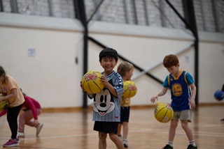 AclassofkidslearningbasketballatGeorgeBurnettLeisureCentre