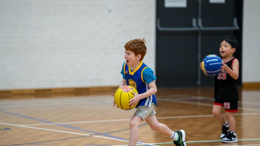 AclassofkidslearningbasketballatGeorgeBurnettLeisureCentre