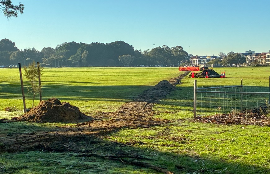 Constructionworksatparkwithtemporaryfencingandorangecones