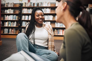Twostudenttalkinginthelibrary