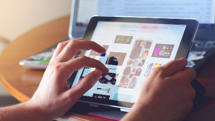 Handsusingasmarttablet