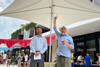MayorGregMilnerandlocalmemberGeoffBakerstandingtheumbrellasattheManningLanewayFestival