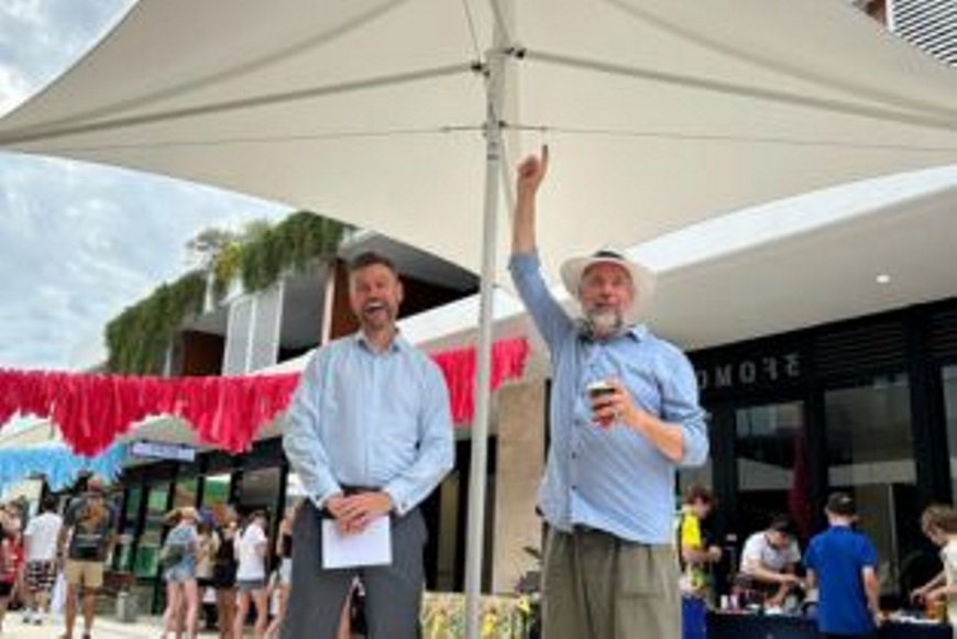 MayorGregMilnerandlocalmemberGeoffBakerstandingtheumbrellasattheManningLanewayFestival