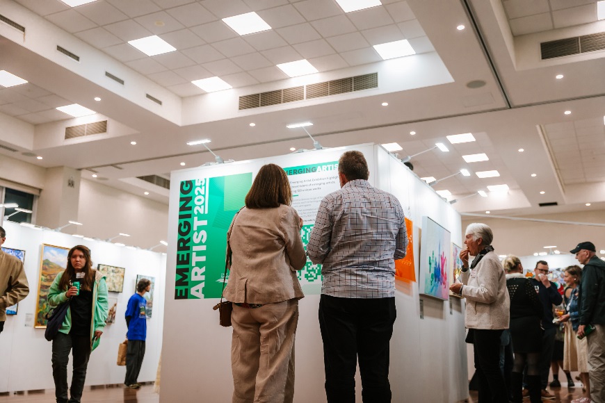 Peoplebrowsingartworkatanexhibition