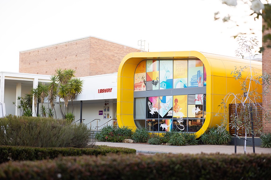 Theexterioroftheyellowlibrarybuilding