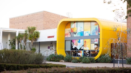 Theexterioroftheyellowlibrarybuilding