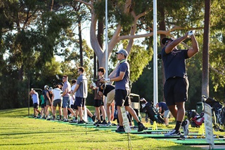 Golfersinlineatthedrivingrange