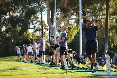 Golfersinlineatthedrivingrange