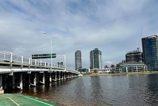 Bridgeoverriverwithbuildingsontheotherside