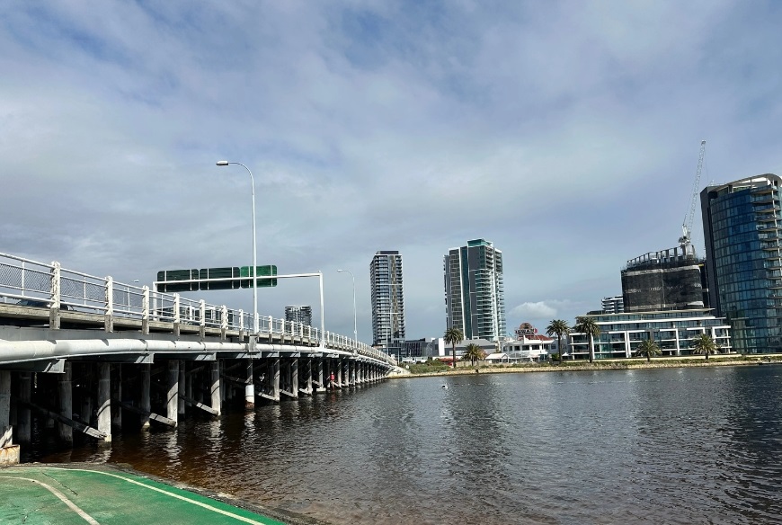 Bridgeoverriverwithbuildingsontheotherside