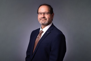 Apersonsmilingserenely