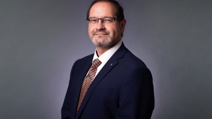 Apersonsmilingserenely