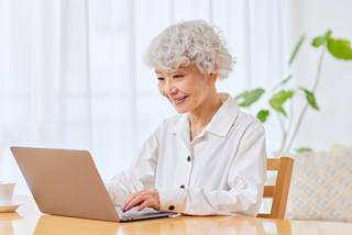 Womanusingalaptop