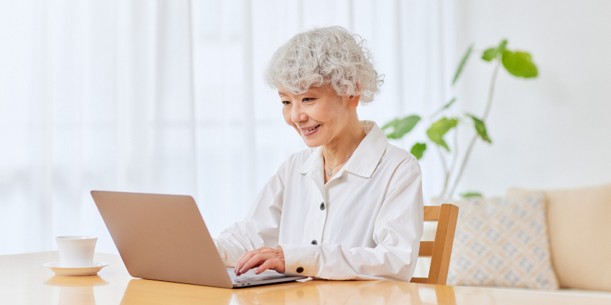 Womanusingalaptop