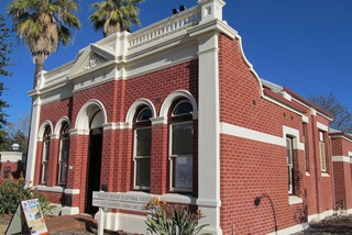 Theexteriorofaredbrickbuildingwitharchedwindows
