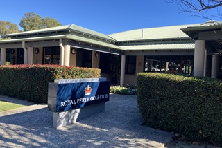 RoyalPerthGolfClubsignoutsidethefrontentranceofthegolfclub