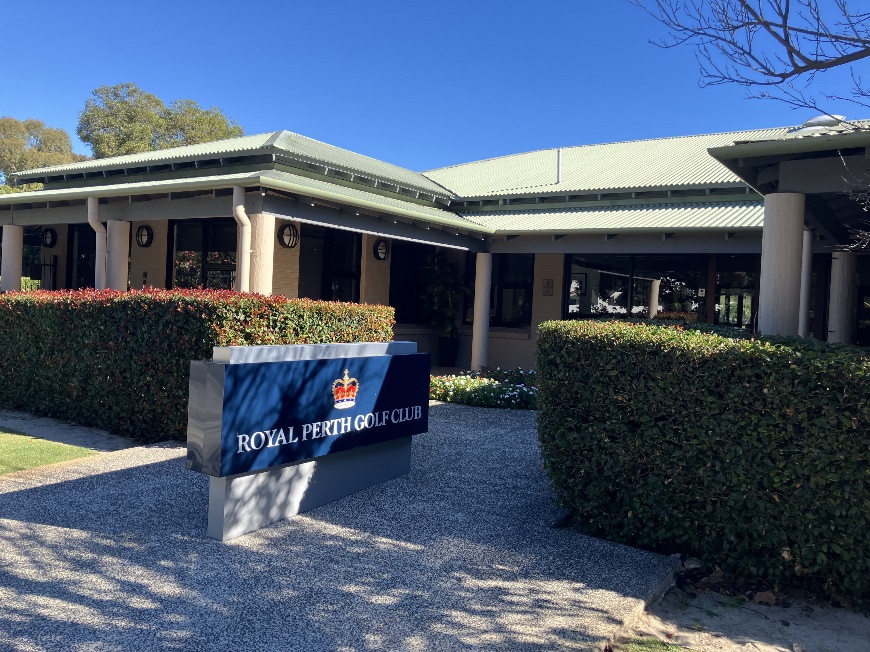 RoyalPerthGolfClubsignoutsidethefrontentranceofthegolfclub