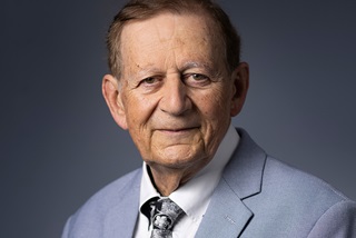 Amanlookingatthecameraandsmiling