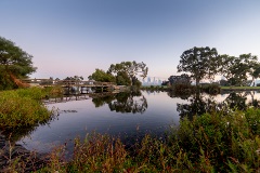 LakeDouglasbridgeattheSouthPerthForeshoreintheearlymorning
