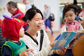 Womanreadingbooktochildren