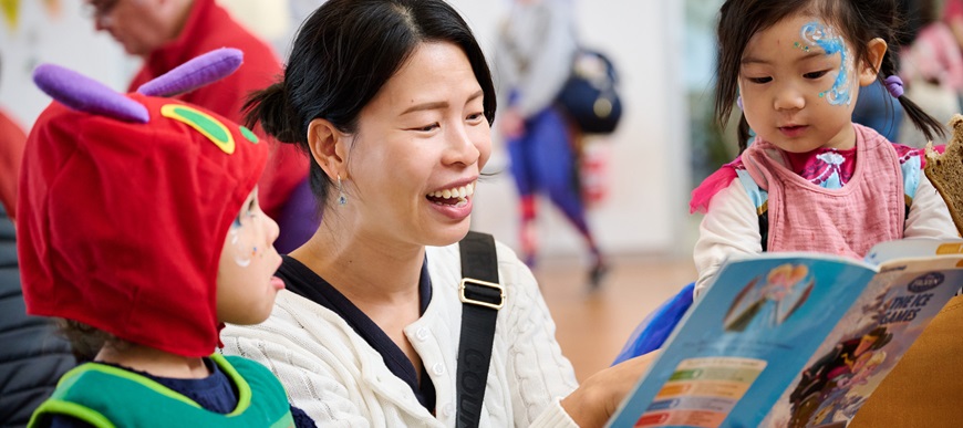 Womanreadingbooktochildren
