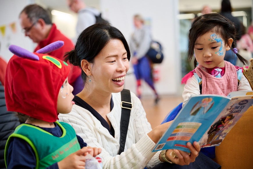 Womanreadingbooktochildren