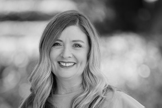 Womansmilingatthecamerawithablurredbackground