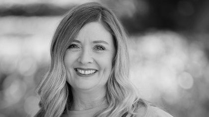 Womansmilingatthecamerawithablurredbackground