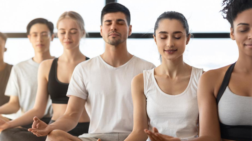 5peopleinworkoutclothesinagroupsessionpracticingmeditation