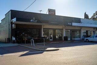 Threeshopfrontsonthestreet