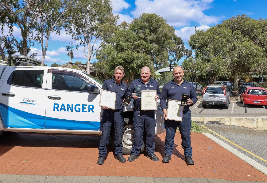 Threerangersreceivinganaward