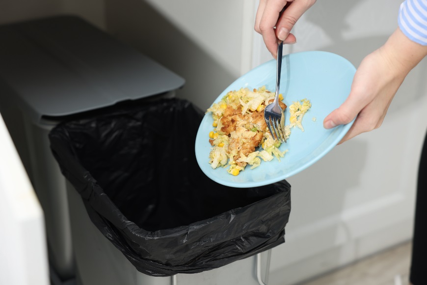 Someonescrapingaplateintothebin