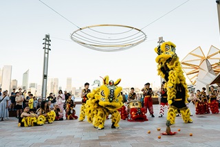 Colourfuldancingdragonsanddrummerswithacrowdwatchingon