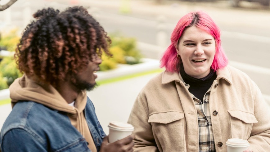 Youngpeopledrinkingcoffeeandlaughing