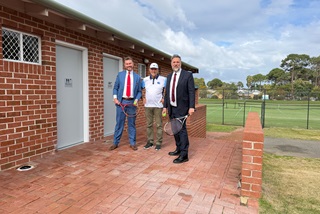 TheCityofSouthPerthMayorSouthPerthMLAGeoffBakerwithSouthPerthLawnsTennisClubNigelMcCombeatthenewtoiletfacility