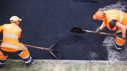 workersresurfacingaroad