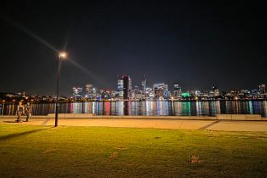 AnLEDstreetlightontheforeshorelitupatnightwiththeSwanRiverandCityinthebackground