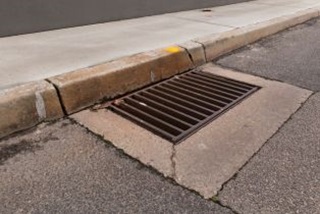 Closeupofakerbanddrain