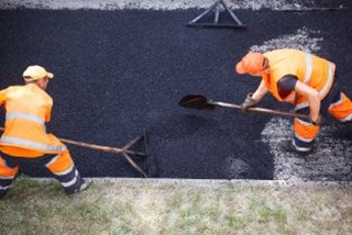 Workersresurfacingaroad