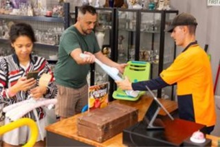 PeoplebuyingthingsattheReuseShop