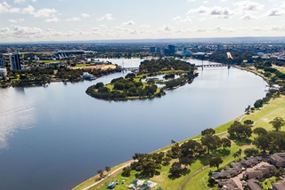 Abirdseyevieworriverandgreenery