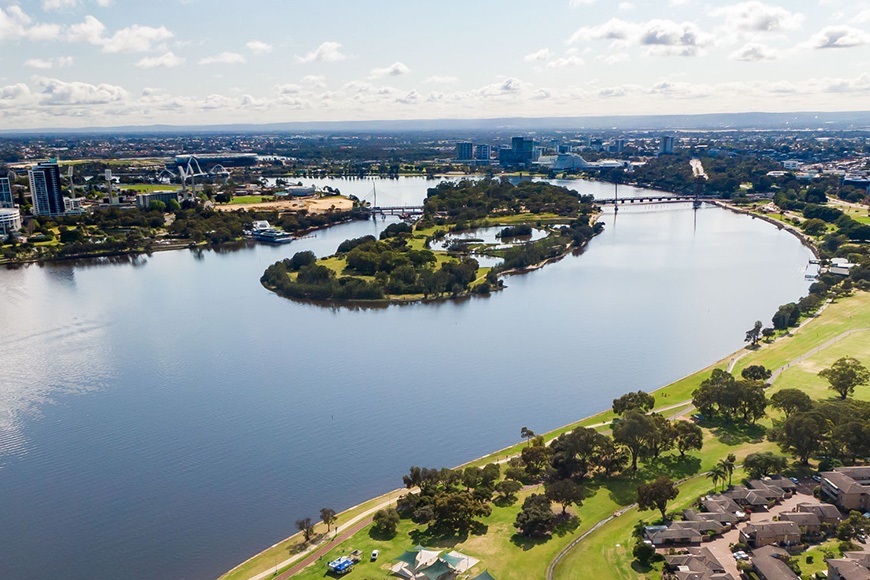 Abirdseyevieworriverandgreenery