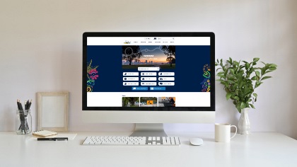 AcomputermonitoronadeskwiththeCityswebsiteonscreen