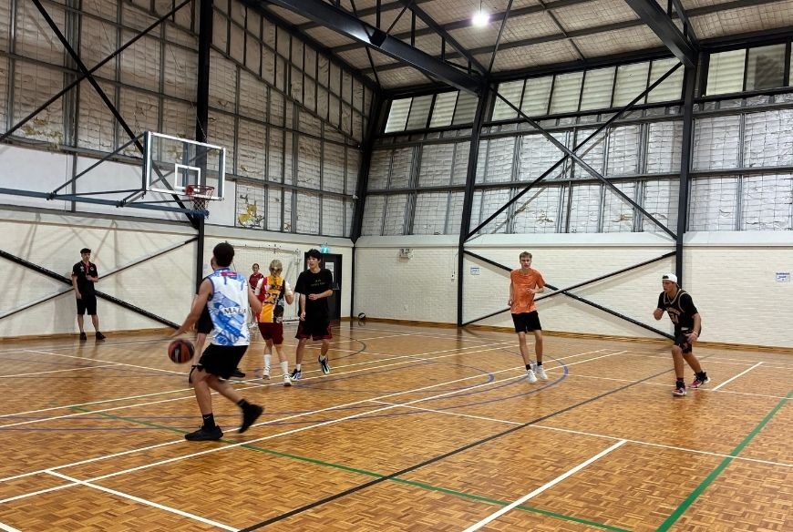 Kidsplayingbasketball